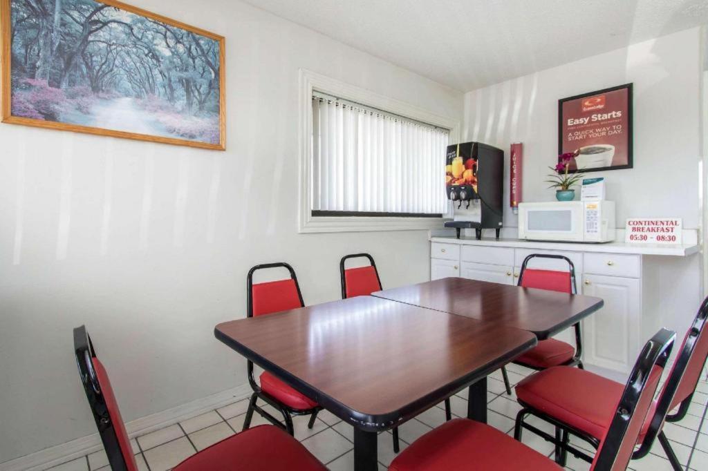Econo Lodge Креств'ю Екстер'єр фото