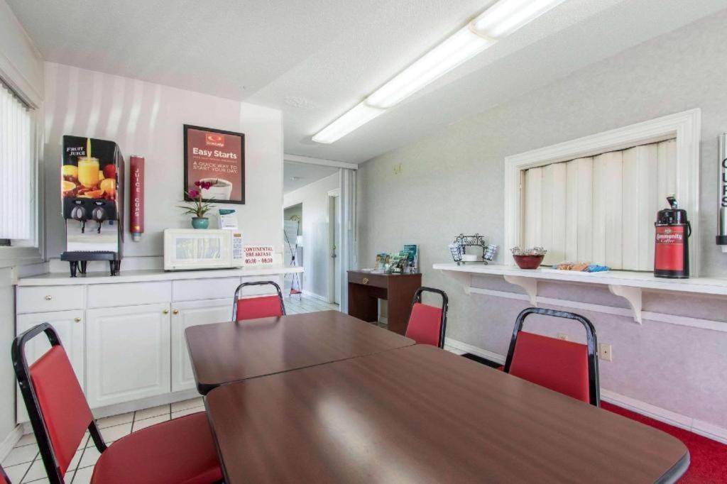 Econo Lodge Креств'ю Екстер'єр фото